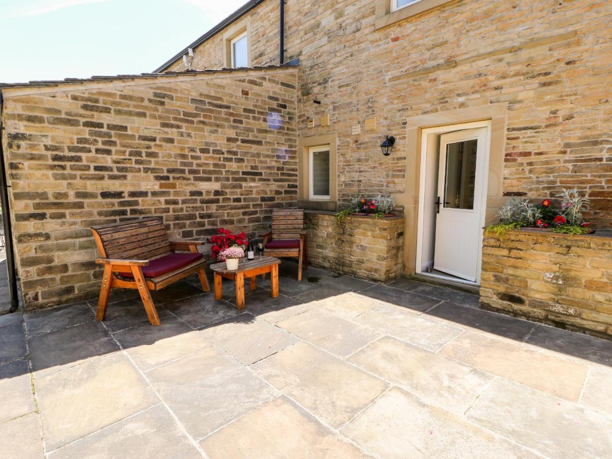 1 Barn Cottages Halifax Bagian luar foto